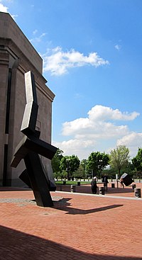 Joel Shapiro U.S. Holocaust Memorial Museum.JPG