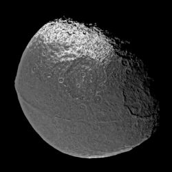 Iapetus dark ridge.jpg